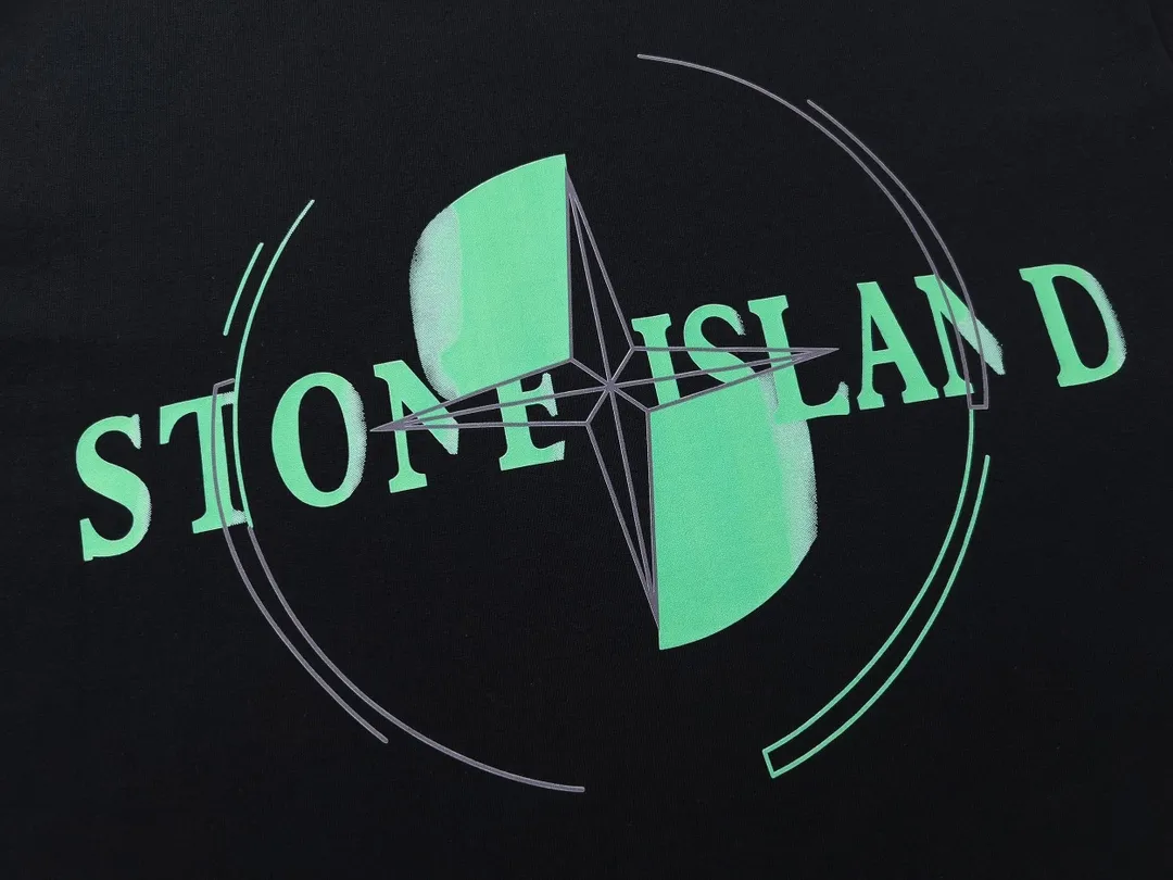 W659#P110💰 [Stone lsland/Stone Island summer sci-fi compass printed short-sleeved T-shirt] ⚠️[Original creation with high control of details] -Made of 230g combed cotton 32-count double yarn, soft and comfortable to the touch, sweat-absorbent and breathable. -Simple basic and versatile style, original single quality, the first choice for couples. -Made by a large factory, four needles and five threads on the shoulder, neat alignment, high quality workmanship. -Same style for men and women, very versatile One piece by hand, the details are clearly visible. Color: Black White Size: M L